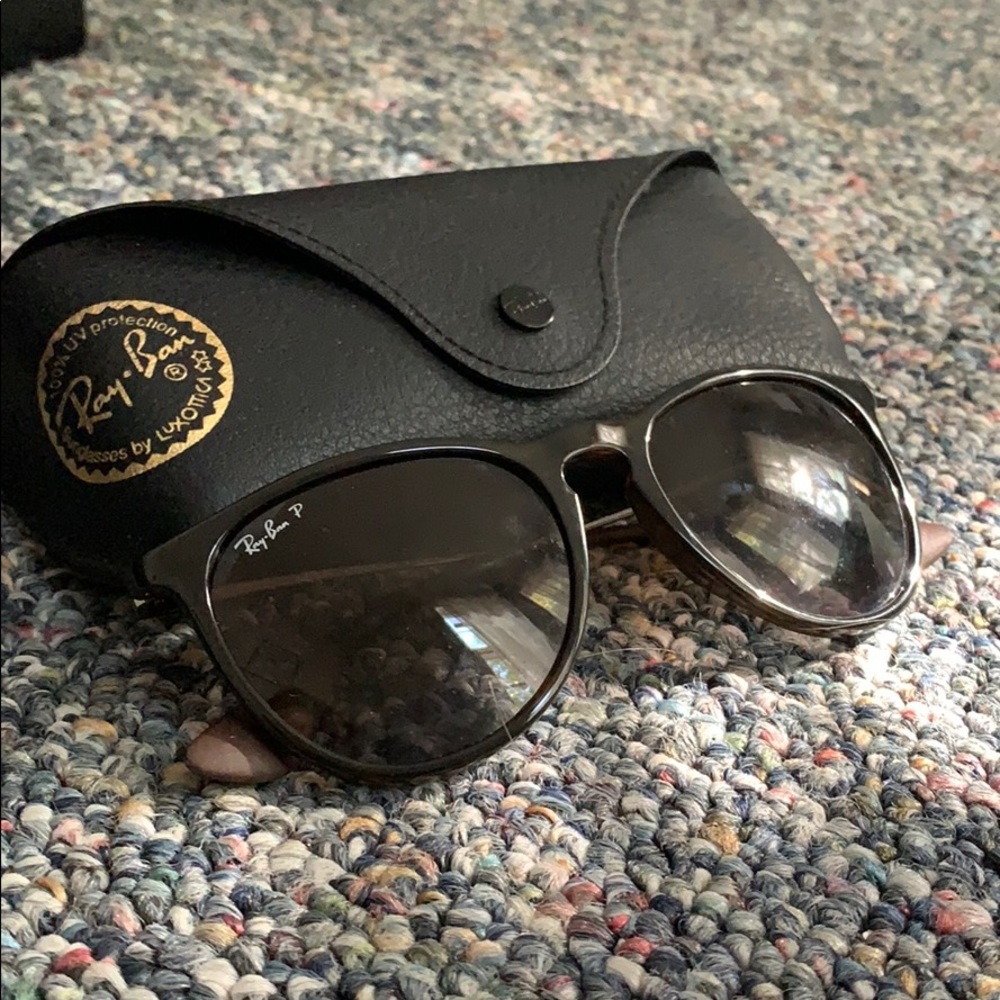Black rimmed Ray Bans